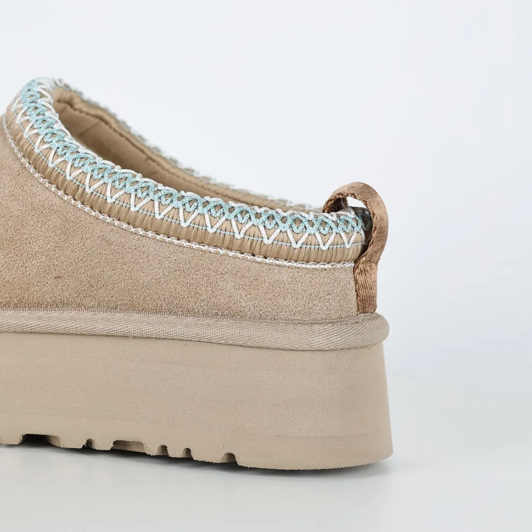 Pick up locally 💰540 The core recommendation is good price UGG Tazz series Sand color half-flops Xiaohongshu hot model Henan Longfeng leather production Sheepskin integrated Top quality in the market Waterproof upper material 2-3 cm cashmere insole to keep warm in winter and a very suitable choice for home use UUG has launched a style series in the new year, partly skewed towards the preferences of young consumers, and has also been at the forefront of fashion trends. Shoe body material Water-repellent coated suede upper 17mm UGGPURE™ implanted wool insole Lightweight non-slip comfortable rubber outsole With brand LOGO Trademark Comes with full packaging Size: 35 36 37 38 39 40